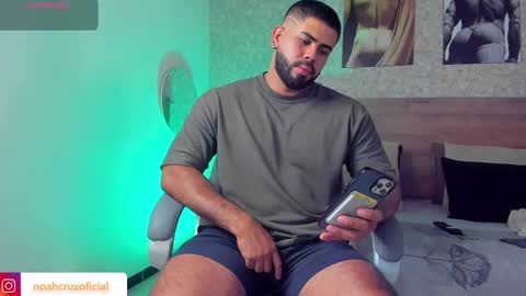 Snapshot of noahcrux chatting on October 14, 8:20 pm Noah online show from October 14, 8:20 pm