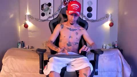 Snapshot of noahdaviss chatting on December 2, 5:04 am noahdaviss online show from December 2, 5:04 am