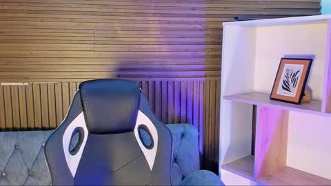 Snapshot of noahwolff_1 chatting on March 4, 5:13 am Noah Wolf online show from March 4, 5:13 am