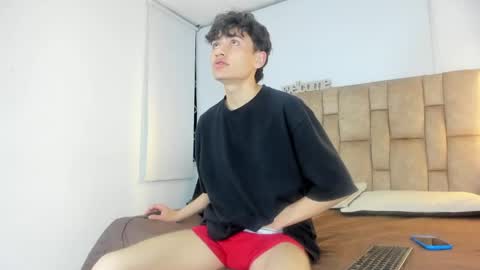 Snapshot of noir_sebas chatting on March 1, 3:19 am Sebas online show from March 1, 3:19 am