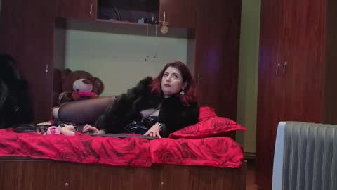 Snapshot of nora_red chatting on December 13, 7:53 pm QueenManifest online show from December 13, 7:53 pm