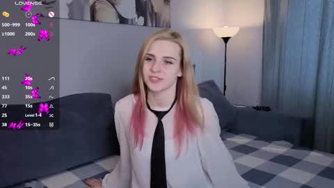 Snapshot of noradunn chatting on October 16, 10:16 am Elina online show from October 16, 10:16 am