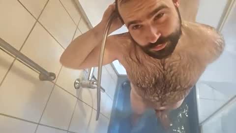 Snapshot of nudechiller chatting on December 18, 8:20 am Vinz... online show from December 18, 8:20 am