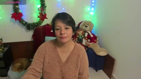 Snapshot of nuit_rose chatting on January 4, 4:23 am nuit_rose online show from January 4, 4:23 am