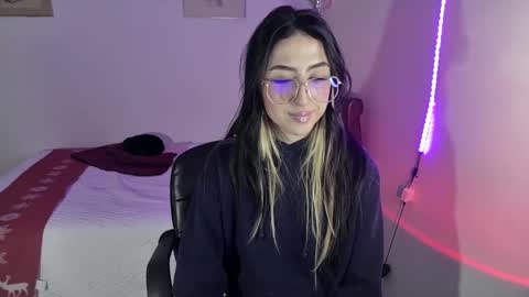 Snapshot of nymph_frida chatting on December 12, 7:52 am Frida online show from December 12, 7:52 am