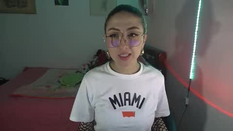 Snapshot of nymph_frida chatting on December 5, 7:39 am Frida online show from December 5, 7:39 am