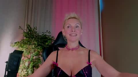 nymphvariety online show from September 30, 5:23 am