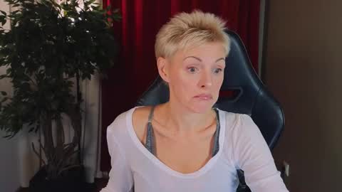 nymphvariety online show from November 13, 5:39 am