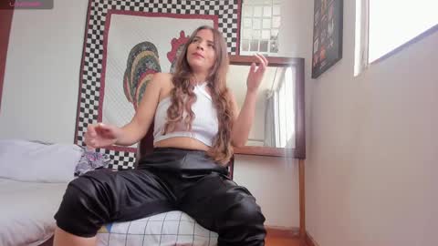 Snapshot of nyusha619933 chatting on December 16, 1:00 pm Laura nyu online show from December 16, 1:00 pm