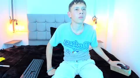 Snapshot of oasis_ossa chatting on December 4, 7:50 am Lyam online show from December 4, 7:50 am