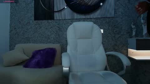 independent model online show from December 18, 5:30 pm