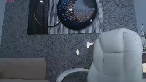 independent model online show from March 13, 12:56 pm