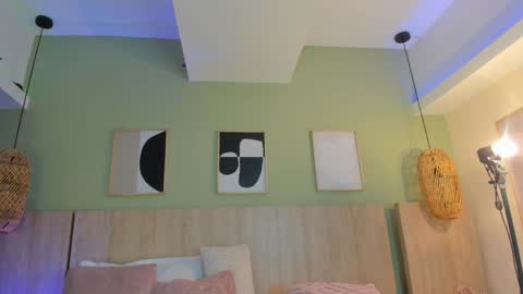 Holly online show from April 18, 11:25 am