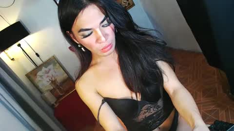 IM CHIE  DONT FORGET TO FOLLOW ME  MAKE ME SMILE HERE  THUMB UP FOR 25TOK  online show from December 16, 6:27 pm