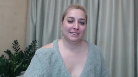 Snapshot of ohsweetiren chatting on December 6, 10:38 am Iren online show from December 6, 10:38 am
