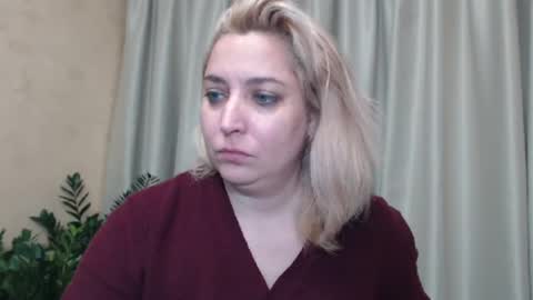 Snapshot of ohsweetiren chatting on December 7, 10:56 am Iren online show from December 7, 10:56 am