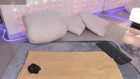 ohyesly_ online show from September 22, 11:01 am