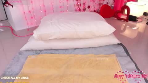 ohyesly_ online show from February 12, 10:10 am