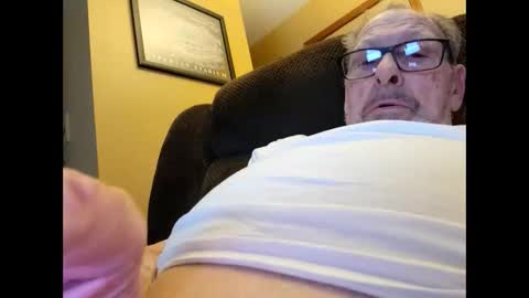 Snapshot of oldaddy2 chatting on November 29, 4:15 am oldaddy2 online show from November 29, 4:15 am