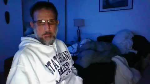 Snapshot of oldguyforu chatting on December 18, 8:20 am oldguyforu online show from December 18, 8:20 am