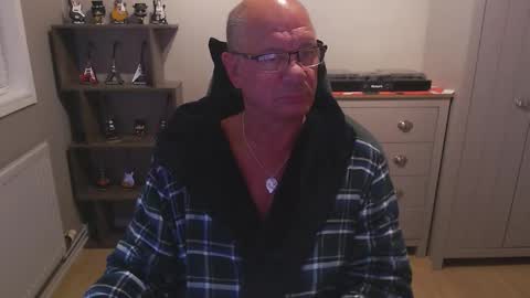 Snapshot of oldveteranuk chatting on October 6, 3:59 am oldveteranuk online show from October 6, 3:59 am