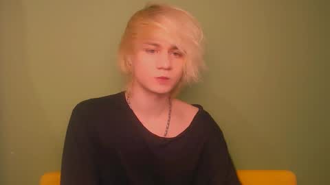 Snapshot of oliver_sweet_ chatting on December 26, 12:36 am Oliver online show from December 26, 12:36 am