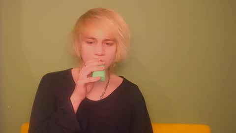 Snapshot of oliver_sweet_ chatting on January 12, 1:53 am Oliver online show from January 12, 1:53 am
