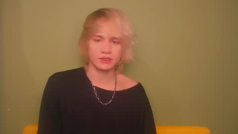 Snapshot of oliver_sweet_ chatting on February 2, 8:19 pm Oliver online show from February 2, 8:19 pm