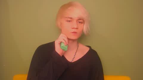 Snapshot of oliver_sweet_ chatting on February 17, 2:42 am Oliver online show from February 17, 2:42 am