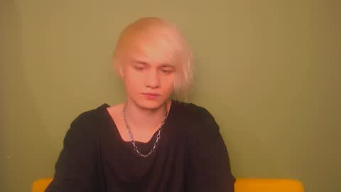 Snapshot of oliver_sweet_ chatting on February 18, 1:43 am Oliver online show from February 18, 1:43 am