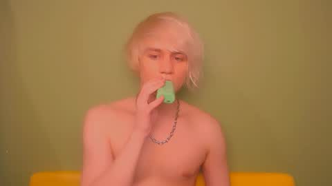 Snapshot of oliver_sweet_ chatting on February 22, 1:44 am Oliver online show from February 22, 1:44 am
