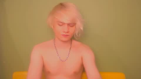 Snapshot of oliver_sweet_ chatting on March 11, 1:37 am Oliver online show from March 11, 1:37 am