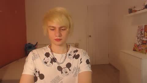 Snapshot of oliver_sweet_ chatting on September 19, 1:40 am Oliver online show from September 19, 1:40 am