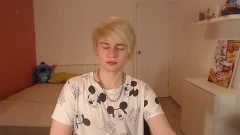 Snapshot of oliver_sweet_ chatting on September 29, 1:33 am Oliver online show from September 29, 1:33 am
