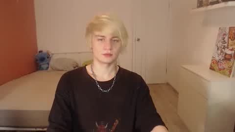 Snapshot of oliver_sweet_ chatting on October 15, 1:50 am Oliver online show from October 15, 1:50 am