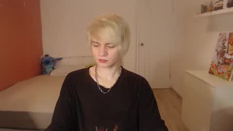 Snapshot of oliver_sweet_ chatting on October 18, 1:52 am Oliver online show from October 18, 1:52 am