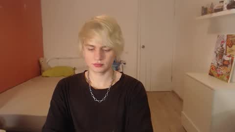 Snapshot of oliver_sweet_ chatting on October 23, 1:38 am Oliver online show from October 23, 1:38 am