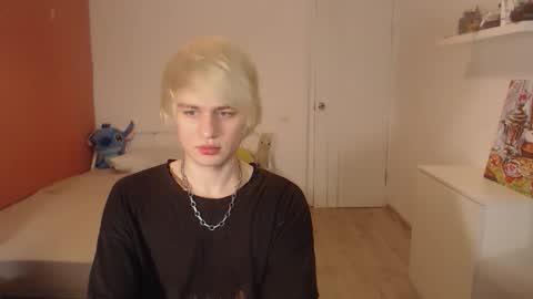 Snapshot of oliver_sweet_ chatting on October 28, 1:42 am Oliver online show from October 28, 1:42 am