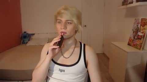 Snapshot of oliver_sweet_ chatting on November 2, 12:46 am Oliver online show from November 2, 12:46 am