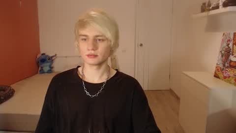 Snapshot of oliver_sweet_ chatting on November 6, 2:01 am Oliver online show from November 6, 2:01 am