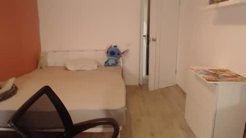 Snapshot of oliver_sweet_ chatting on November 8, 1:06 am Oliver online show from November 8, 1:06 am