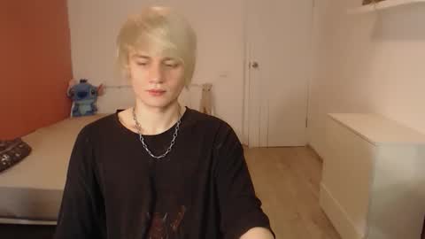 Snapshot of oliver_sweet_ chatting on November 12, 12:44 am Oliver online show from November 12, 12:44 am