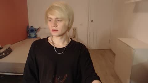 Snapshot of oliver_sweet_ chatting on November 15, 1:58 am Oliver online show from November 15, 1:58 am