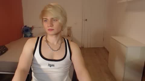 Snapshot of oliver_sweet_ chatting on November 16, 1:00 am Oliver online show from November 16, 1:00 am