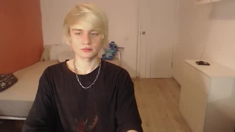 Snapshot of oliver_sweet_ chatting on November 17, 1:22 am Oliver online show from November 17, 1:22 am