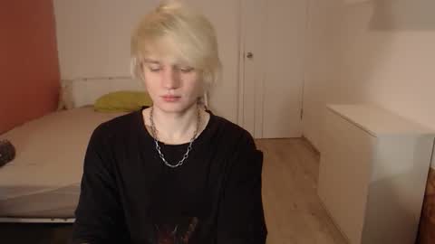 Snapshot of oliver_sweet_ chatting on November 27, 2:13 am Oliver online show from November 27, 2:13 am