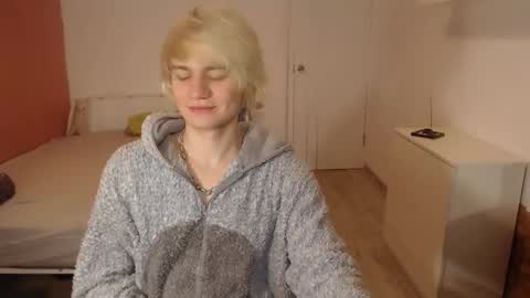 Snapshot of oliver_sweet_ chatting on November 28, 1:19 am Oliver online show from November 28, 1:19 am