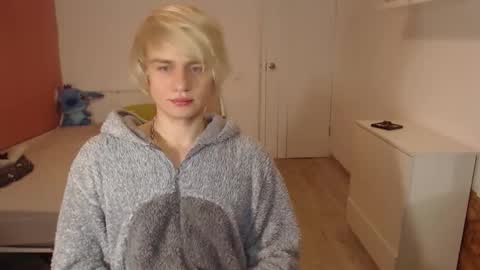 Snapshot of oliver_sweet_ chatting on December 1, 1:43 am Oliver online show from December 1, 1:43 am