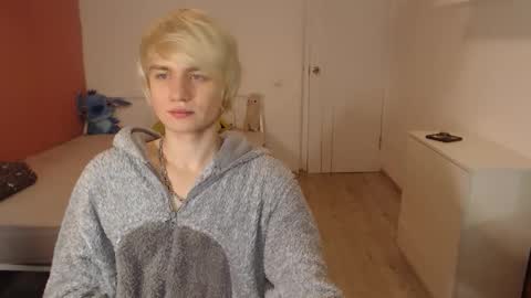 Snapshot of oliver_sweet_ chatting on December 2, 1:44 am Oliver online show from December 2, 1:44 am