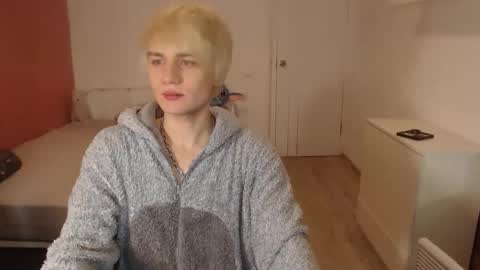 Snapshot of oliver_sweet_ chatting on December 15, 1:43 am Oliver online show from December 15, 1:43 am